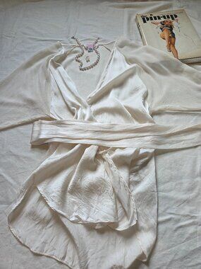 Honors Intimates white 100% silk vintage robe